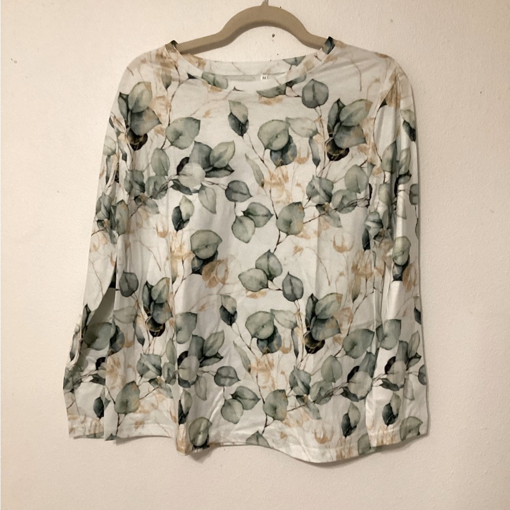 Medium NWOT women’s long sleeve shirt. Length 28 P2P 21 never worn